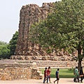 古達明納塔(Qutub Minar)附近還有座未能完成的阿萊(Alai Minar)高塔。 2016 蘋果日報／楊沛騏。世群旅行社