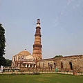 古達明納塔(Qutub Minar)環境打掃的非常乾淨，且綠草如蔭，與一牆之外的街道景觀截然不同。 2016 蘋果日報／楊沛騏。世群旅行社