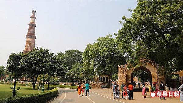 古古達明納塔(Qutub Minar)為印度之最，從12世紀第1代蘇丹國王，歷經好幾代才建造完成。 2016 蘋果日報／楊沛騏。世群旅行社