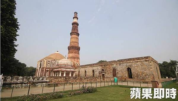 建於12世紀的古達明納塔 Qutb Minar)是德里十分具代表性的古蹟。2016 蘋果日報/愛玩姐。世群旅行社.jpg 建於12世紀的古達明納塔 Qutb Minar)是德里十分具代表性的古蹟。2016 蘋果日報/愛玩姐。世群旅行社.jpg