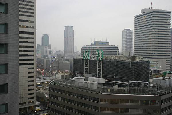 從飯店窗戶看梅田高樓群