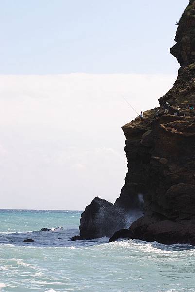 牛山南側岩壁與釣客