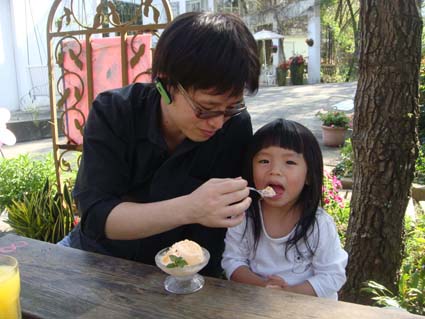 竹竹人生中的第一口冰淇淋(笑)