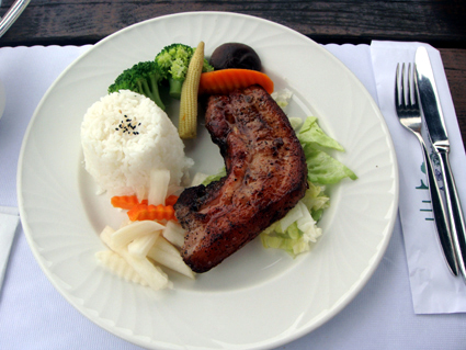 主餐-招牌豬排(就像是客家鹹豬肉)