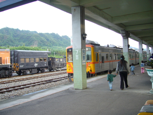 一整個很想跳到對面回台北的車回去