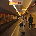 Mom在布達佩斯地鐵裡