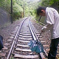 他正在試試有沒有火車經過