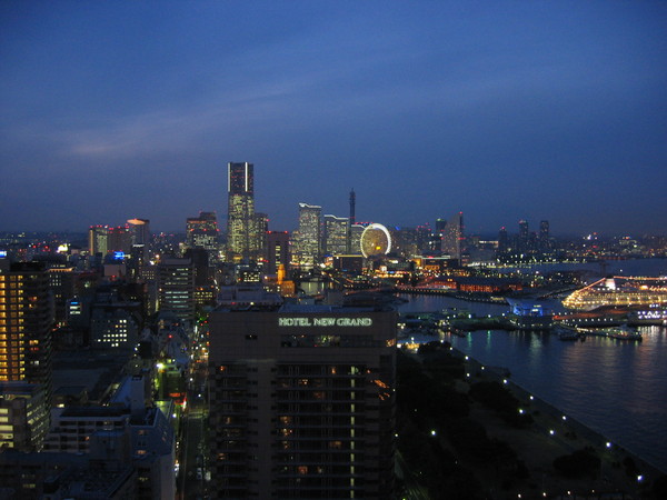 高塔下的夜景