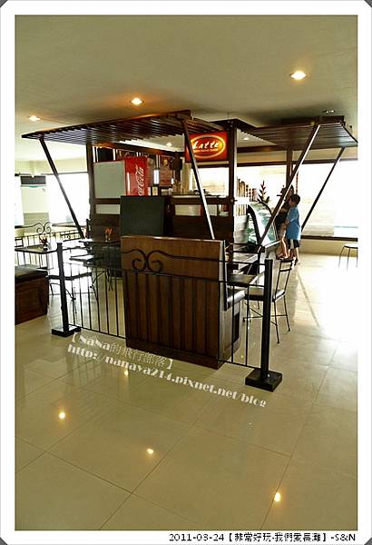 機場內無免稅商店，這是唯一一家賣餐點的咖啡店！