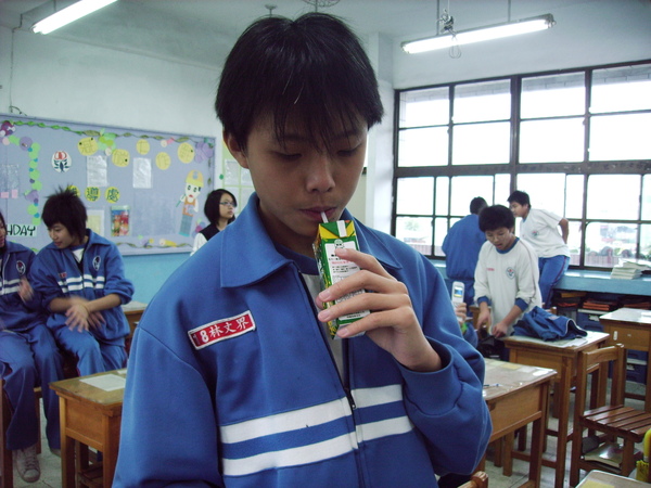 大師喝飲料耶~~