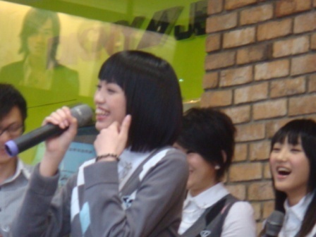 怡婷看起來好害羞
