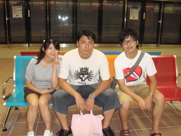 剛逛完新掘江 大家坐在捷運站休息