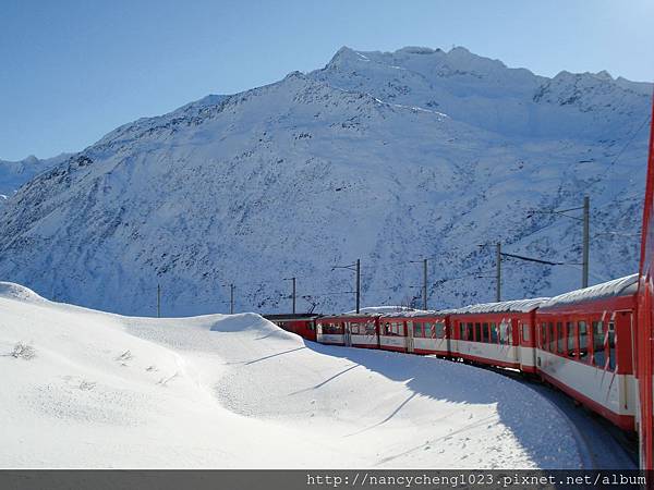 20111227-35 紅色列車和雪白大地真是絕美搭配.JPG