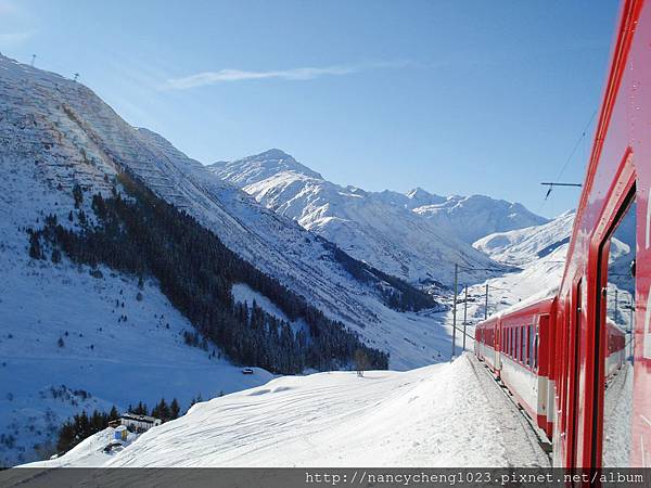 20111227-36 紅色列車和雪白大地真是絕美搭配.JPG