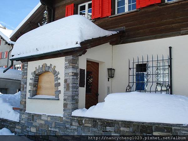 20111227-43 Andermatt 這屋頂的雪積的真有型.JPG