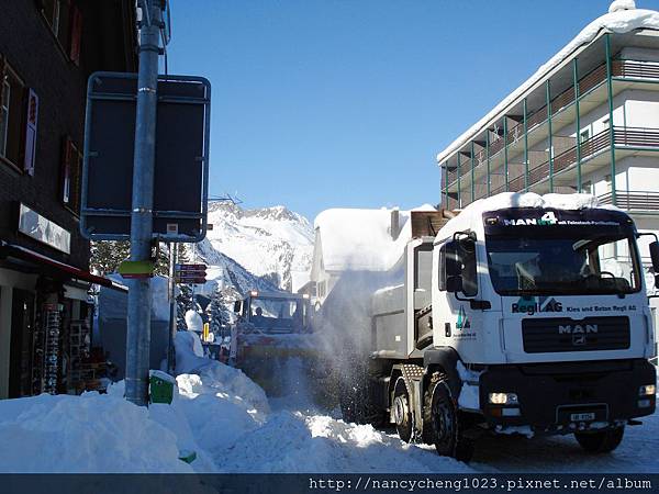 20111227-46 Andermatt 第一次見識到鏟雪車,兩大台加一小台,超級忙碌的不停鏟雪，為大家開出了一條康莊大道.JPG