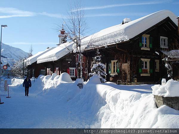 20111227-50 Andermatt 每家的屋頂積雪超一致,好像雪糕唷~老天爺的衣裳也太合身了吧.JPG