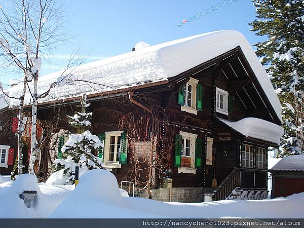 20111227-51 Andermatt 每家的屋頂積雪超一致,好像雪糕唷~老天爺的衣裳也太合身了吧.JPG