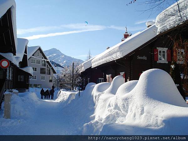 20111227-52 Andermatt 快要和人一樣高的雪牆.JPG