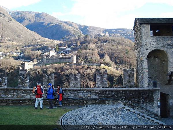 20120103-49 Bellinzona 大城堡,前方即是第二個城堡,更高遠處即是第三個城堡.JPG