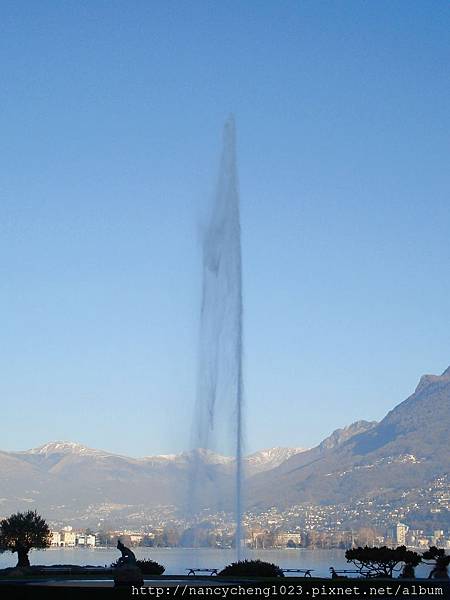 20111223-2 Lugano 大晴天特地多坐一站到Paradiso想拍湖中噴泉,可惜大逆光.JPG