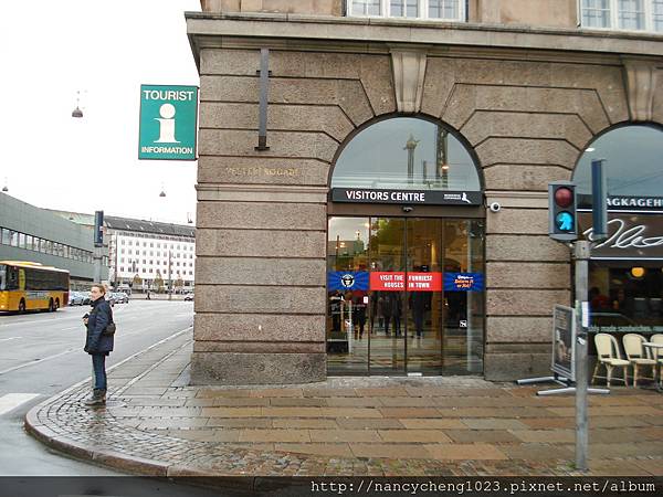 20121013.5 Copenhagen 離中央車站不遠處就有旅人的好朋友Tourist Information.JPG