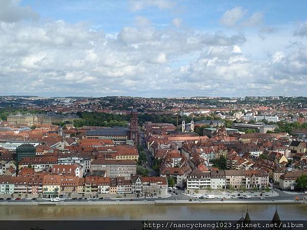 100827.18Würzburg Festung Marienberg 由瑪利恩堡要塞眺望梅因河和舊城區.JPG