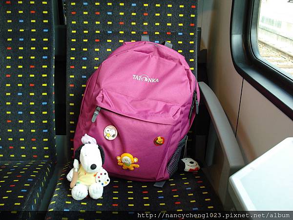 090729.1義語區的第二天,Snoopy背起行囊,搭著火車要去那裡呢.JPG