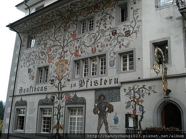 090730.15Lucerne old town 德語區琉森舊城區湖畔餐廳,又是超美壁畫.JPG