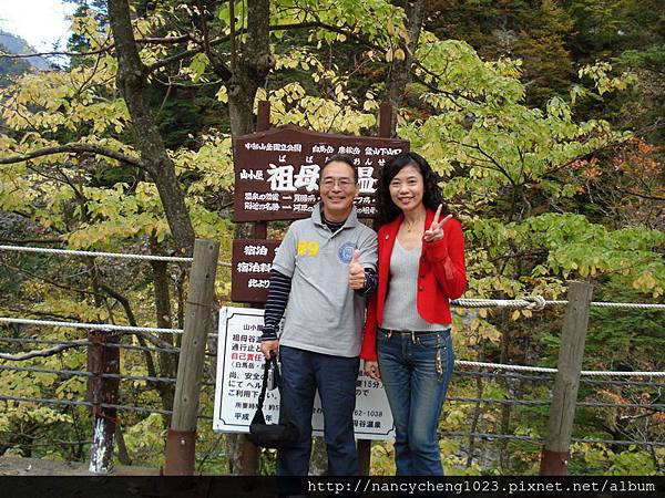 DSC00218一開始誤以為我是日本女生,來請我幫他們三個一起去溫泉旅行的大男人拍照之其中一位(他們講話的調調跟芳賀超像的~哈).JPG