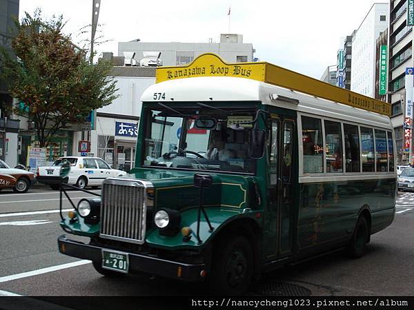DSC00279花500日幣買張一日券,就能坐這台可愛的loop bus 到金澤的各重要景點唷.JPG