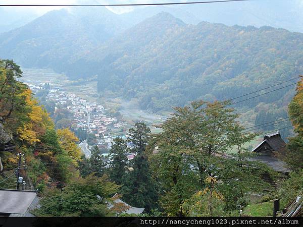 DSC00281由山寺俯看城下景色,爬那麼多階梯是值得的,但天公不作美,是灰濛濛的陰天~嗚.JPG