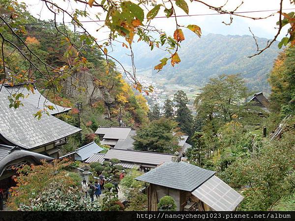 DSC00282由山寺俯看城下景色,爬那麼多階梯是值得的,但天公不作美,是灰濛濛的陰天~嗚.JPG