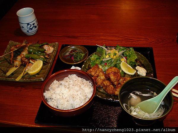 DSC00299爬完山寺,肚子餓扁,回到仙台吃炸雞定食+綜合串燒.JPG