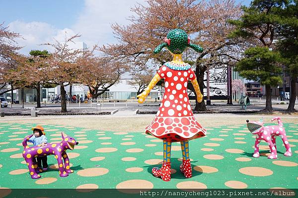 20140501.2 對面就是十和田市現代美術館唷.JPG