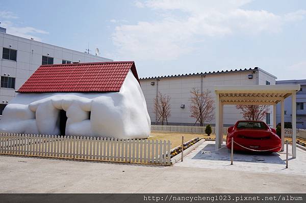 20140501.25 Fat House & Fat Car    by Erwin Wurm 奧地利.人的慾望是否一直不斷的膨脹.JPG