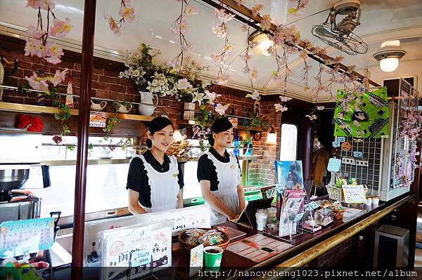 20140503.2 車上販賣部,小姐青春又美麗,大家都忍不住按下快門.JPG