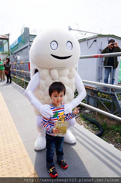 20140503.7 渡島大野站停車,月台上北斗市人帶著吉祥物來介紹北海道新幹線,請大家通車後到北斗去玩.感受到北斗人的熱情,通車後一定要去走走.JPG