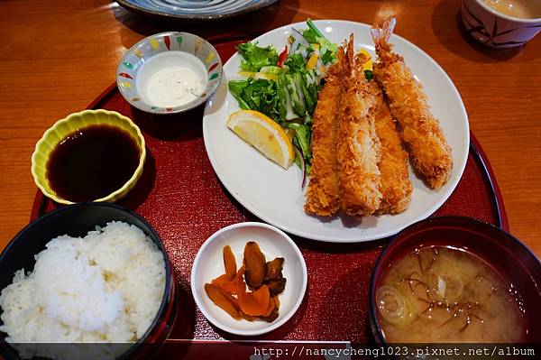 20140503.29 出了朝市,左轉右走，好不容易才找到一間有炸蝦定食。豐美四隻蝦約折合台幣300，比台北物價還便宜.JPG