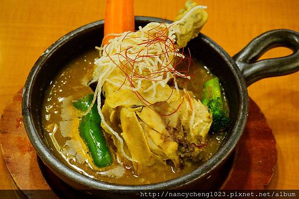 20140509.4 札幌傳說美食湯咖哩,多樣蔬菜和咖哩熬成湯,上面有一支炸過的大雞腿.JPG