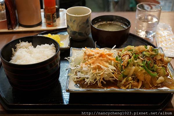 20171214.118 薑汁燒肉定食,第一次在日本吃到加青椒的.JPG