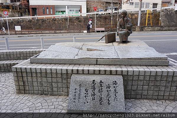 20171214.129 日本女作家林芙美子的雕像,她的成名作放浪記描寫了關於尾道的海景.JPG