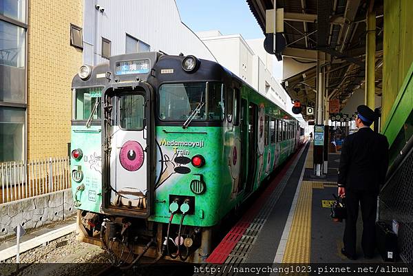 20171217.6 居留米子,每天搭電車前往別處時都可先去拍不一樣的鬼太郎列車.不過我是誤打誤撞住在米子,可不是為了拍不同電車而住.JPG