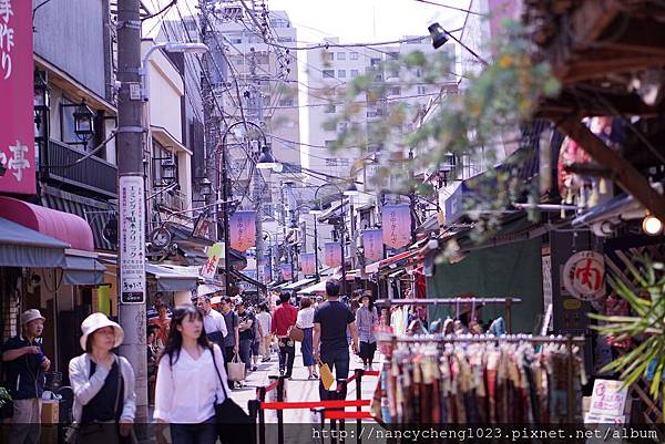 20180527.3 除了人還是人的谷中銀座商店街.JPG