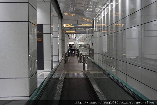20180527.22 新宿車站通往東京都廳的室內通道，不用風吹日曬雨淋，還有貼心的電動步道.JPG