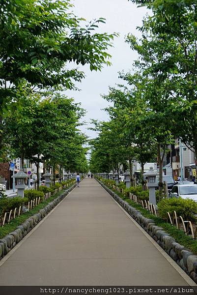 20180528.100跟南西一樣不喜歡人擠人的，可以往右邊巷子走出去，和小町通り平行，大馬路中央、行人專用的若宮大路，比車道高，散步其中、用不同的高度欣賞兩旁的建築和店家.JPG