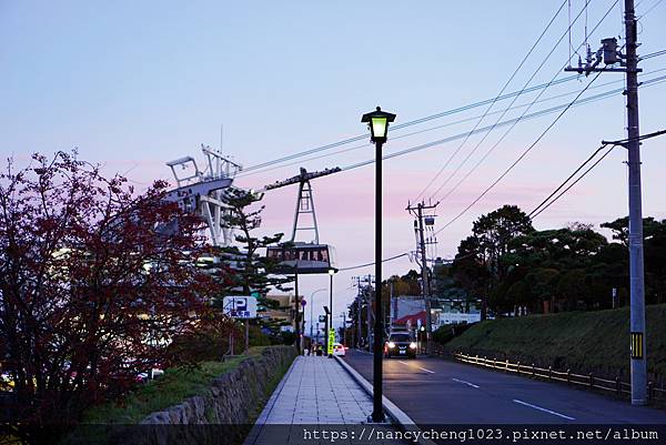 20191103.137準備上函館山欣賞百萬夜景的纜車,今天天氣超好,夜景一定跟我 2006年看到的一樣美.JPG