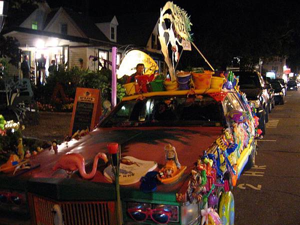 小鎮上藝廊外的裝飾車，貼滿了海灘用品