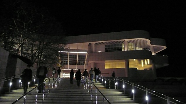 晚上的 Getty Center 