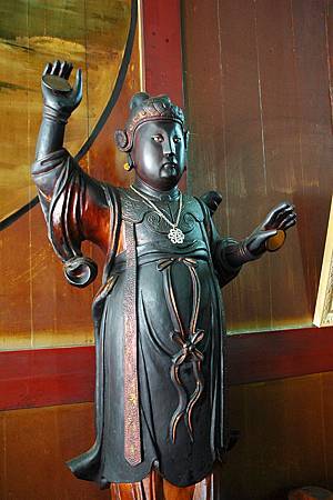 4風神廟內的電母神像,強調以鏡子來營造閃電的效果,腹部極為飽滿。 4風神廟內的電母神像,強調以鏡子來營造閃電的效果,腹部極為飽滿。